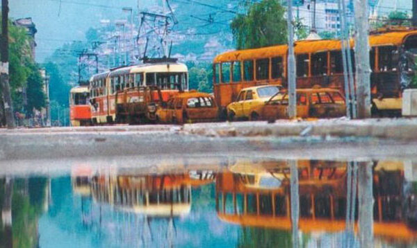 Tramvaji zapaljeni na Skenderiji tokom napada na Sarajevo 2. maj 1992. godine