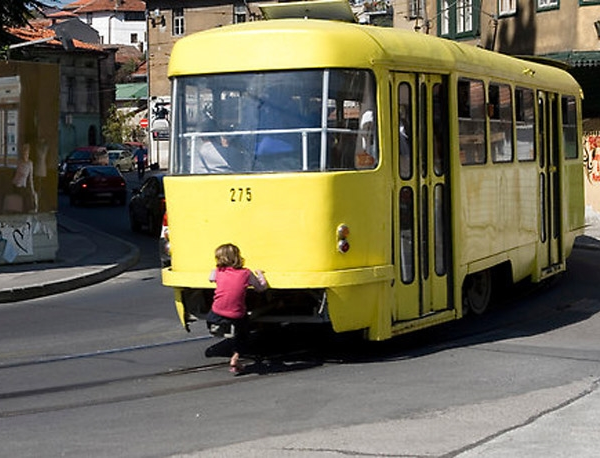 Popularna sarajevska diciplina: Kačenje za tramvaj