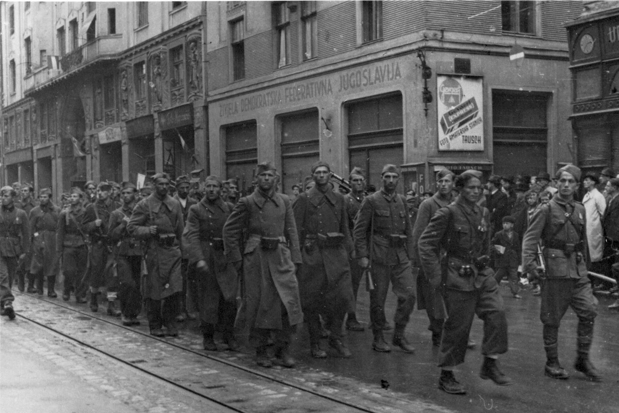 Jedinice 3. korpusa Narodnooslobodilačke vojske ulaze u oslobođeno Sarajevo 6. aprila 1945. godine