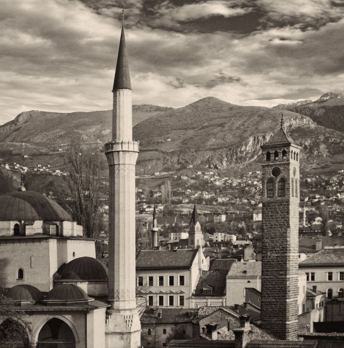 Sahat-kula kraj Begove džamije u Sarajevu
